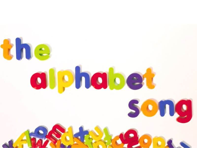 The Alphabet song bài hát giới thiệu bảng chữ cái cho bé.