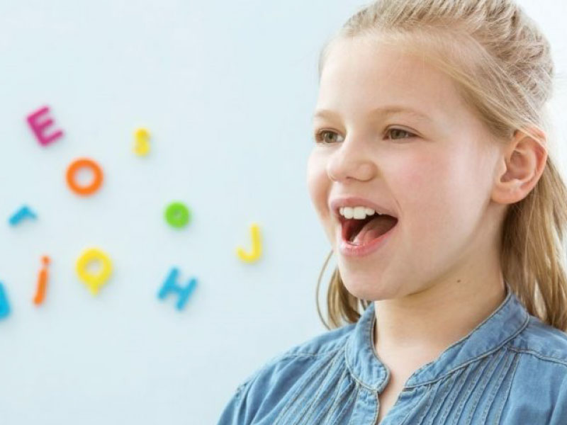 Khi dạy tiếng Anh cho bé 4 tuổi, bố mẹ cần chú trọng kỹ năng nói