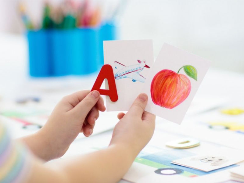 Học tiếng Anh bằng flashcard giúp bé học từ vựng nhanh hơn